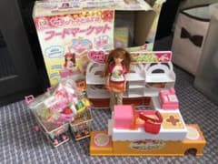 リカちゃん　ハートヒルズのフードマーケットのサムネイル