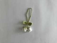 ハンドメイド 編み物 チャーム 花 すずらん　ホワイト×グリーンのサムネイル