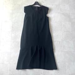 美品♡近年♡ルネ カメリアジップ 膝丈 ワンピース 裾フレア ブラック 34 美品♡近年♡ルネ カメリアジップ 膝丈 ワンピース 裾フレア ブラック