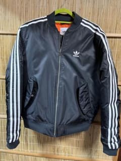 adidasオリジナルスボンバージャケットのサムネイル