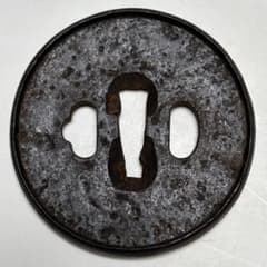 唐草文象嵌鉄地丸鐔　時代鍔　古美術　刀装具　67C 唐草文象嵌鉄地丸鐔 時代鍔 古美術 刀装具 67C - メルカリ