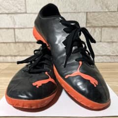 匿名配送⭐︎値下げ　プーマトレーニングシューズ　メンズサッカーのサムネイル