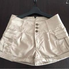 上品ベージュのショーパンのサムネイル