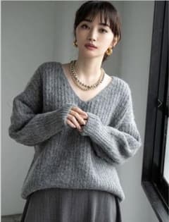 新品未使用fifth 【柳橋唯コラボ】ドロップショルダーVネックニットグレーMのサムネイル