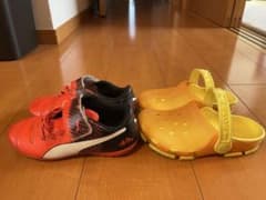 PUMA サッカーシューズ 18cm& キッズサンダル 18.5cm 2足セットのサムネイル