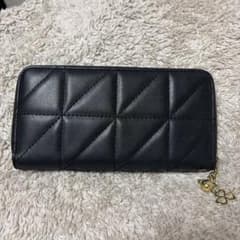 黒いキルティング長財布 クローバーチャーム付きのサムネイル