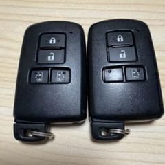 トヨタ純正 ヴォクシー スマートキー (4つボタン) 2個 送料込み - メルカリ