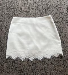 Zara ホワイト ミニスカート レース装飾のサムネイル