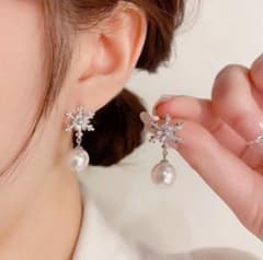 【新品】　真珠ピアス　キラキラ　雪の結晶　パール　上品　シルバー　ドレスのサムネイル