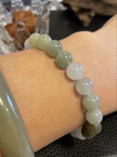 多彩な彩りが魅力的で贅沢な、天然和田玉の多宝ブレスレットのサムネイル