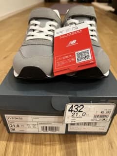 新品　21㎝　ニューバランス　グレー色のサムネイル