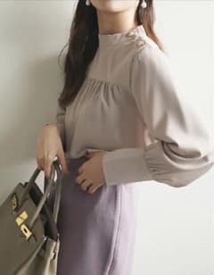 肩パールボタンハイネックブラウスのサムネイル