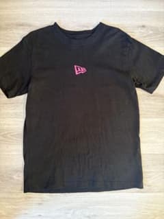 NEW ERA 黒 Tシャツ Mピンクロゴのサムネイル