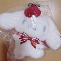 サンリオ Maison de FLEUR いちご新聞 ぬいぐるみ チャーム メゾン ド フルール×サンリオ「月間いちご新聞」”いちご柄衣装”の