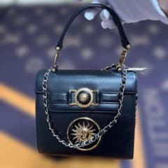 VERSACE ブラック ボックス型 ハンドバッグ ゴールド装飾 - メルカリ