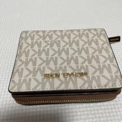 マイケルコースの折り財布ですのサムネイル