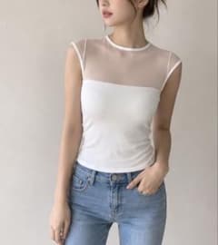 【新品タグ付き】カップ付き シアー ノースリーブ トップス ホワイトのサムネイル