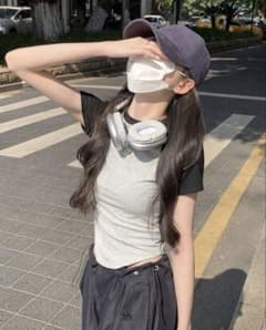 ショート丈　クロップド　Tシャツ　Y2Kのサムネイル