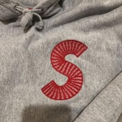 ★★★シュプリーム supreme パーカー ★★★のサムネイル