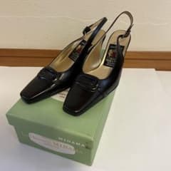 売約済【美品】ミハマ黒ストラップパンプス22のサムネイル