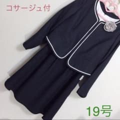 【新品 19号】3L相当 コサージュ付 ワンピーススーツ 紺のサムネイル