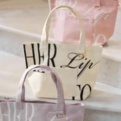 限定★Herlipto HLT DAILY LOGO TOTE monotone 限定 Herlipto HLT Daily Logo Tote monotone - メルカリ