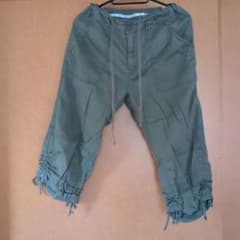 カーキ色 クロップドパンツ 裾ドロスト仕様のサムネイル