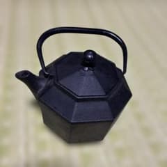 黒い八角形の鉄瓶　盛栄堂　岩手　水沢のサムネイル