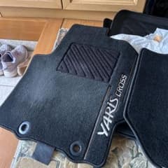 YARIS CROSS デラックス フロアマット 黒のサムネイル