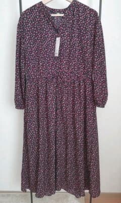 値下げします！新品 ユニクロ プリントVネックロングシャツワンピースのサムネイル
