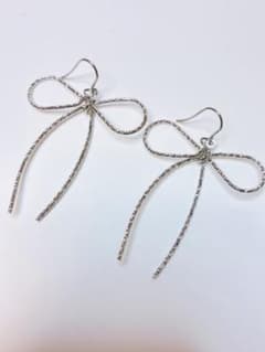 No.35 ハンドメイドピアス リボン シルバーカラーのサムネイル