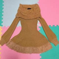 週末セール※美品※セシルマクビー キャメル色 オフショル 長袖 ニットワンピースのサムネイル