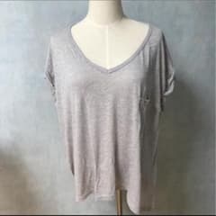 タグ付き【新品未使用】オフショルダー気味 ライトグレーTシャツ 夏用トップス無地のサムネイル