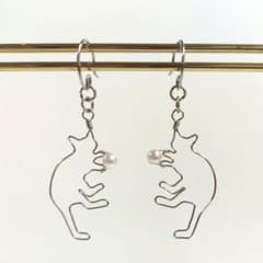 猫モチーフのピアス(イヤリングに変更可能)のサムネイル