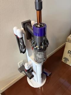 dyson SV12 コードレスクリーナー スタンド付　動作正常　排気が臭いです dyson SV12 コードレスクリーナー スタンド付 動作正常 排気が臭いです