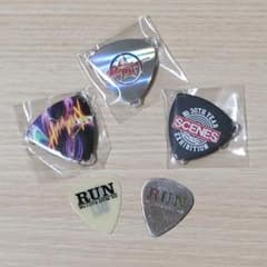 ピックセット B'z RUN STARS SCENES 他 ピックバッジ - メルカリ