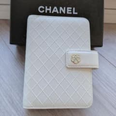CHANEL 카멜리아 수첩 커버 화이트