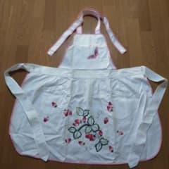 戸塚刺繍入りエプロン　イチゴとチョウ柄のサムネイル