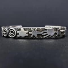NAVAJO Alex Sanchez ペトログリフ オーバーレイ バングル NAVAJO Alex Sanchez ペトログリフ オーバーレイ バングル - メルカリ