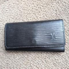 メルカリ市価格！！ Louis Vuitton ブラック ケース LOUIS VUITTON エピ キーケース 4連 ブラック - メルカリ