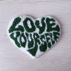 ハンドメイド【loveyourself】ミニラグ　小物置き　タフティングのサムネイル