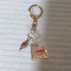 金魚すくい風 チャーム キーホルダー 貝殻モチーフのサムネイル