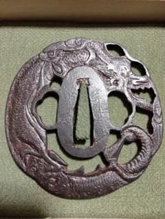 ♦最終価格♦鉄鍔　鐔(土佐国住　明珍紀利雄　桐に引両図透かし)　江戸時代　箱付き ♢最終価格♢鉄鍔 鐔(土佐国住 明珍紀利雄 桐に引両図透かし) 江戸時代