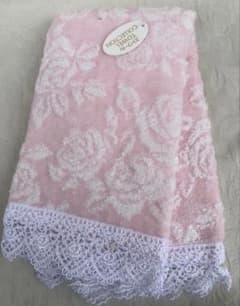 新品　ハンドタオル　ピンク薔薇模様　レース使い　約34×45㎝のサムネイル