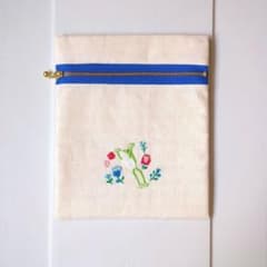 ハンドメイド　カエルと花の刺繍ポーチのサムネイル