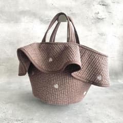 フレアフリル付き丸底マルシェバッグ ヌビバッグ ブラウン×ハート刺繍