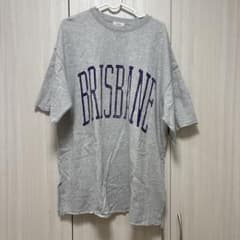 ロゴ入りグレーTシャツのサムネイル