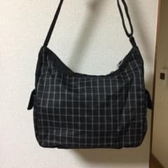 黒と白のチェックのななめ掛けバックのサムネイル