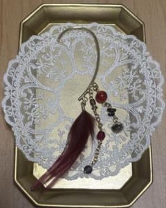 ハンドメイド イヤーフック 羽 フェザー ガラスビーズ ボルドーのサムネイル