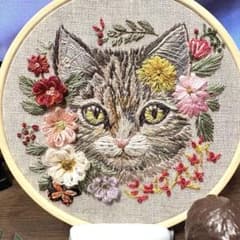 ハンドメイド刺繍フレーム　雨上がりの虹と猫 刺繍フレーム❁⃘11cm ネコ 置き型 壁掛け レトロ アジアン プレゼント